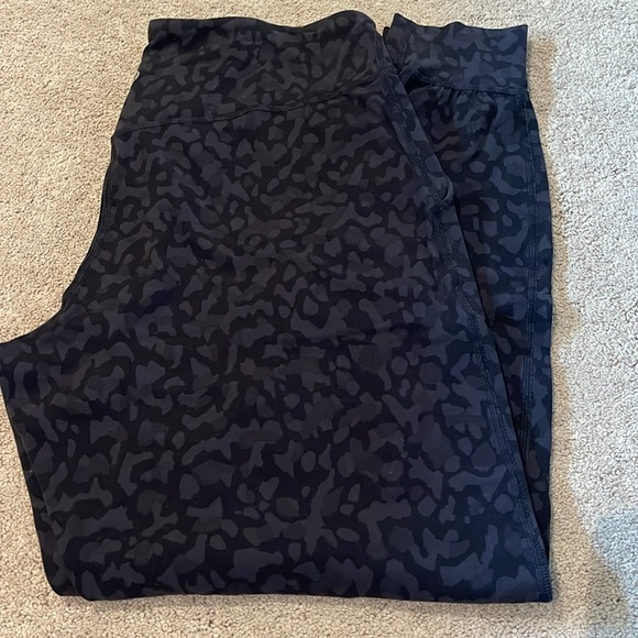 Camo lululemon jogger 7/8 - Picture 2 of 3